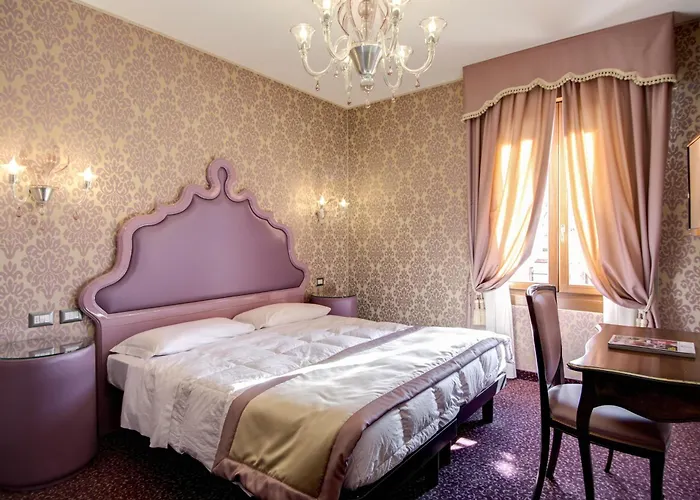 Domus Cavanis מלון 3*